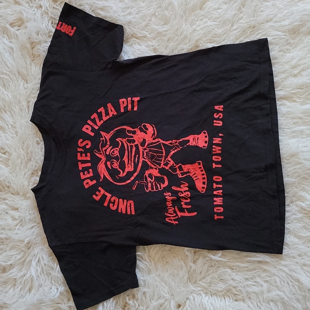 FORTNITE Crew Neck Uncle Pete's Pizza Pit Tomato Town, USA Graphic Tee